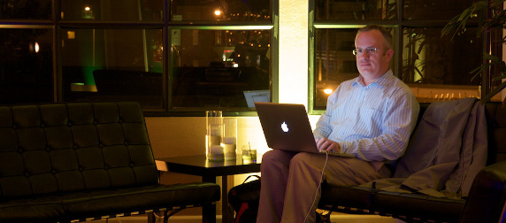 Brendan Eich working on an Apple laptop