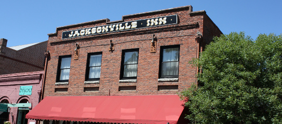 facade of the Jacksonville Inn in Jacksonville, Oregon