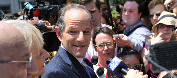 Eliot Spitzer among journalists and onlookers