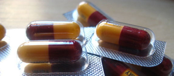amoxicillin capsules in blister packs