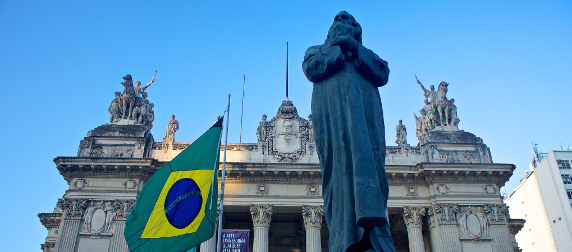 statue of Tiradentes and Brazilian flag outside the Palacio Tiradentes