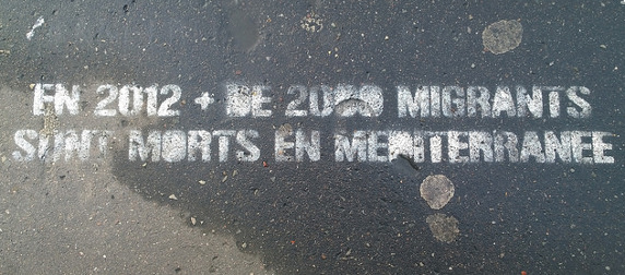 spray-painted text reading 'En 2012, + de 2000 migrants sont morts en Méditerranée'