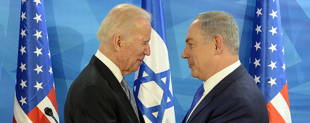 Joe Biden and Benjamin Netanyahu in front of Israeli and American flags