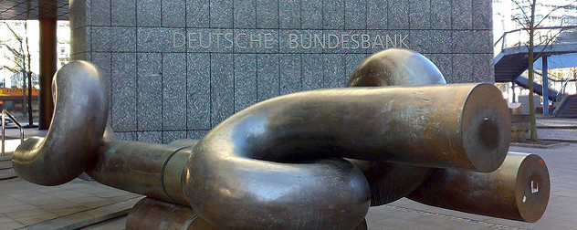 sculpture in front of a wall engraved with Deutsche Bundesbank