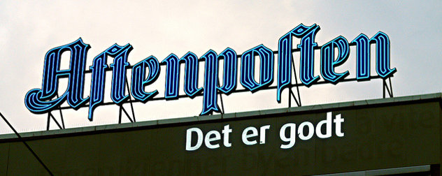 lit, external sign for Aftenposten, with the text 'Det er godt' beneath