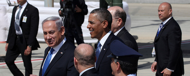 Benjamin Netanyahu and Barack Obama walking with a cameraman and other staff