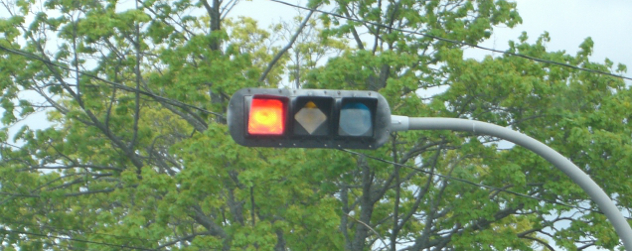 horizontal traffic light using shapes as well as colors