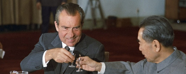 Nixon and Zhou share a toast in 1972