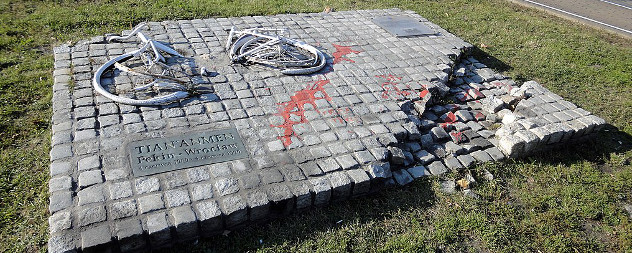 Tiananmen Square memorial with bicycle