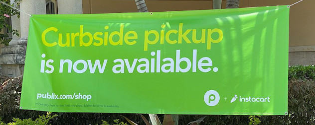 Instacart sign at Publix that reads 'Curbside pickup is now available.'